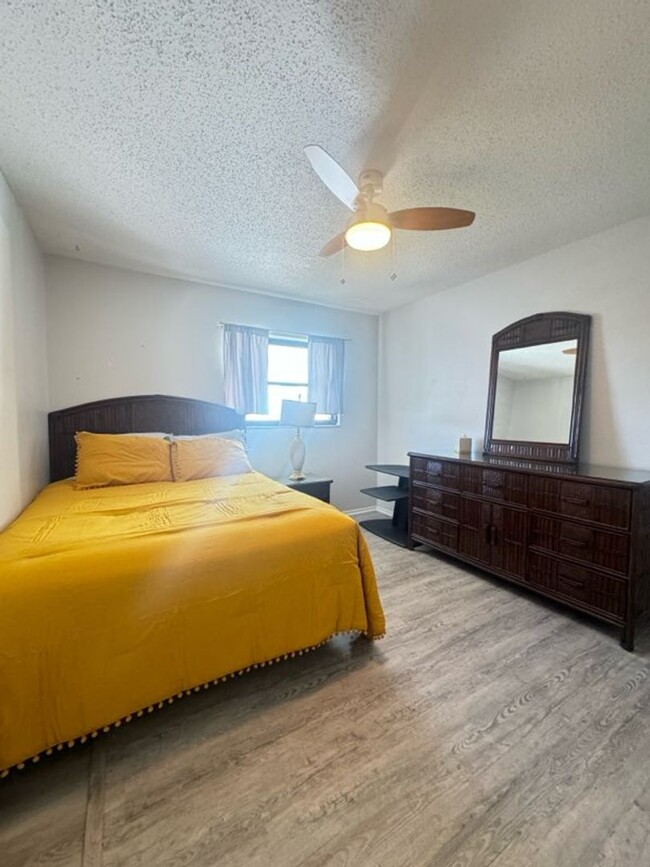 Building Photo - Annual modern 2-bedroom, 2-bath condo in t...