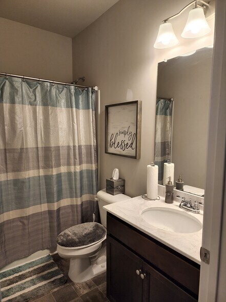 Guest Full Bath - 5176 Grace Ct