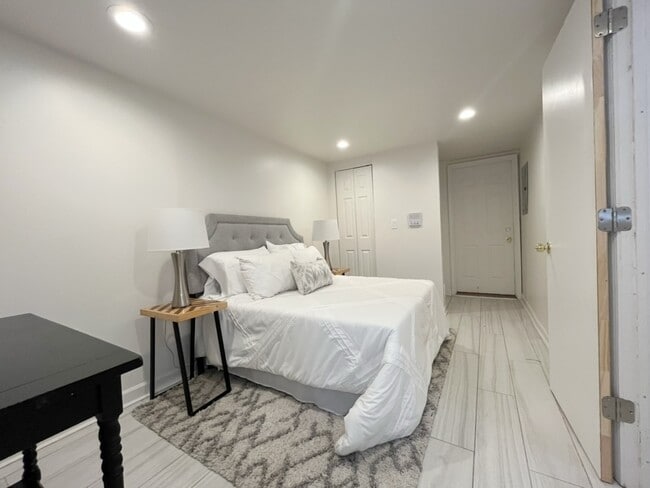 Building Photo - 3604 W Dickens Ave