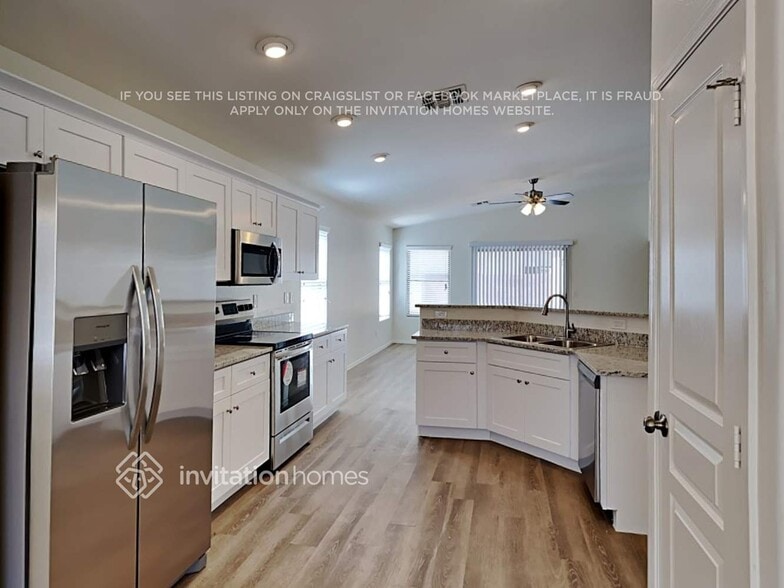 Building Photo - 2616 S 111th Dr