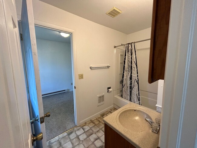 Building Photo - Cozy 2 Bedroom 1 Bath w/ all amenities and...