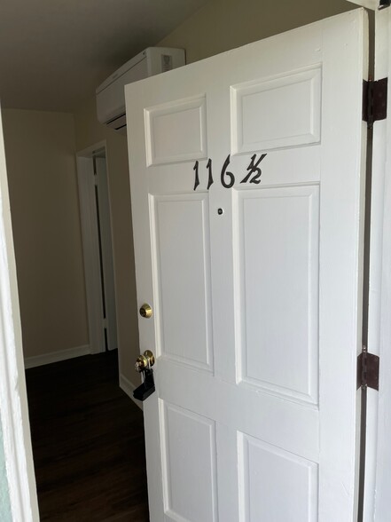Entry - 116 Franklin Ct