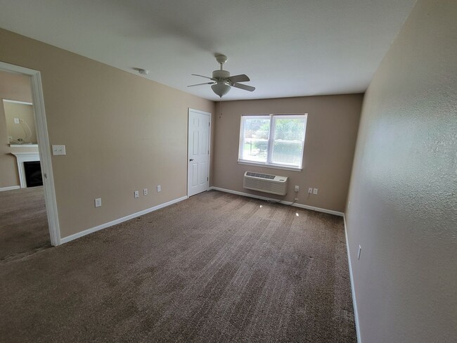 Building Photo - 2 Bedroom/2 Bathroom Townhouse in Fayette!