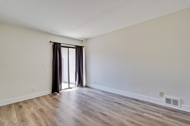 Building Photo - 947 // Duplex