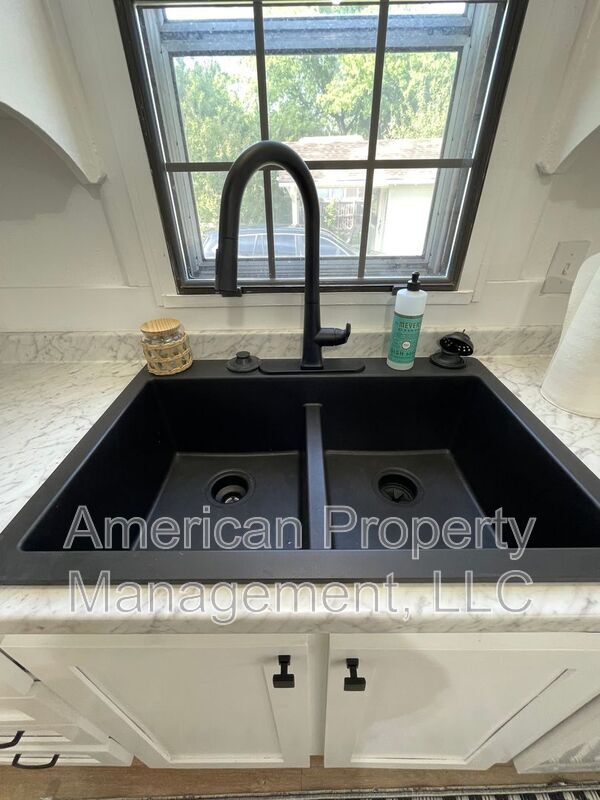 Building Photo - 1227 S College Ave