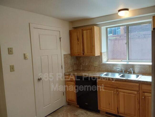 Building Photo - 716 Maple Street - B