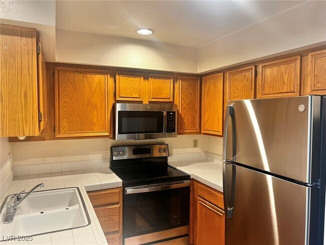 Building Photo - 2140 Pinetop Ln