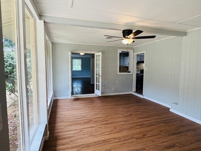 Building Photo - Spacious 3 Bedroom / 2 Bath Home – Designe...