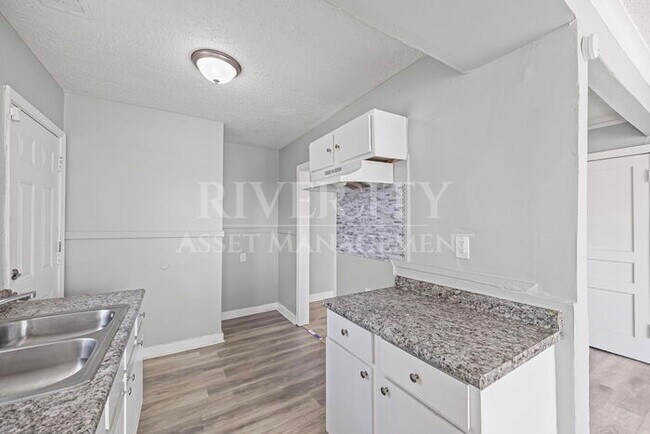 Building Photo - A Must SEE 4-Bedroom / 2-Full Bathroom!!!!...