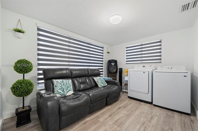 Building Photo - 850 SW 31st Ave