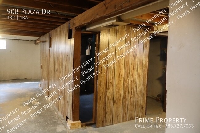 Building Photo - 908 Plaza Dr