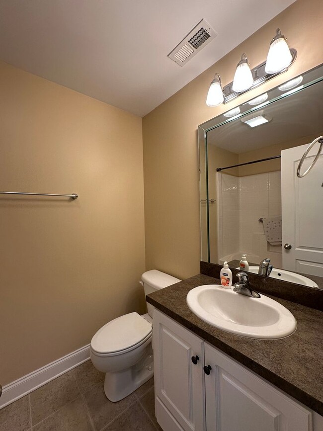 Building Photo - Inviting 3 Bed 2 Bath House