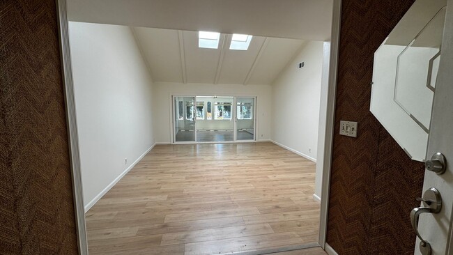 Building Photo - Spacious Home overlooking Daimond Bar hills