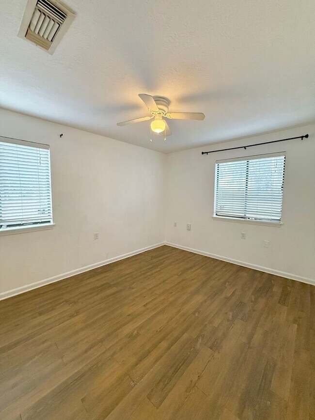 Building Photo - Now available! Charming 2 bed / 1 bath condo in a prime Tallahassee location.