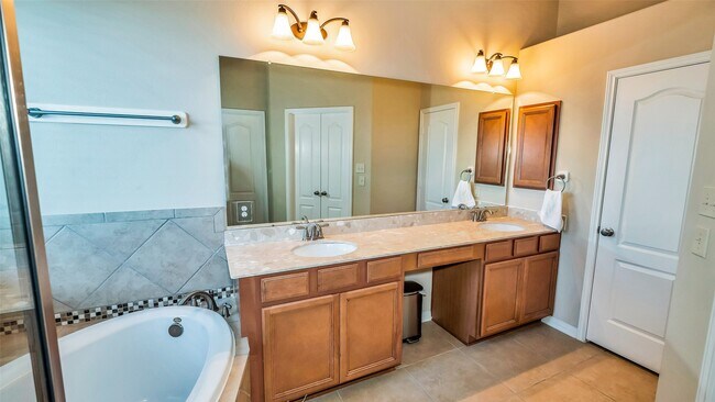 Building Photo - 8807 Seguin Cove Ln