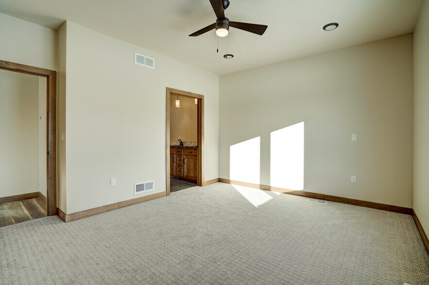 Master Bedroom - 805 Blue Mounds St