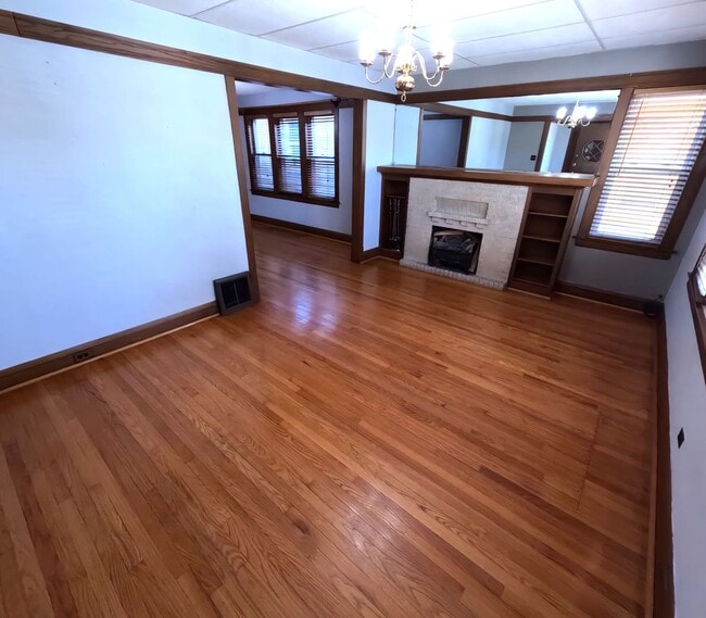 Building Photo - Exceptional single-family near UIC-DePaul University -North Park University