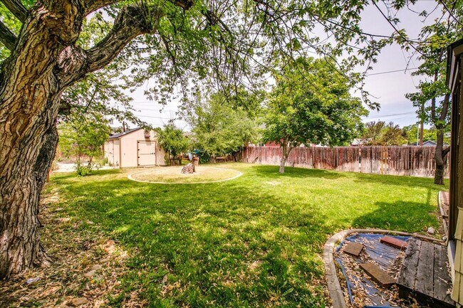 Building Photo - Desirable SE Boise Home Minutes From BSU!