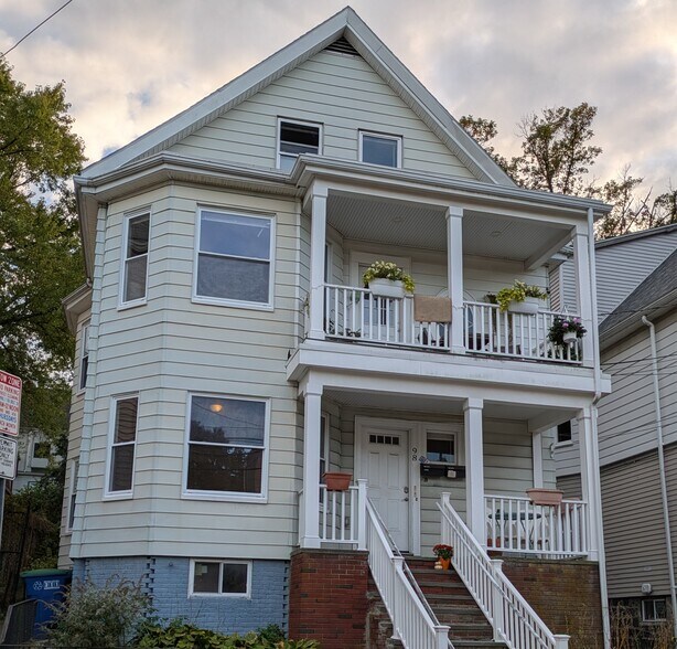 Building Photo - 98 Hudson St