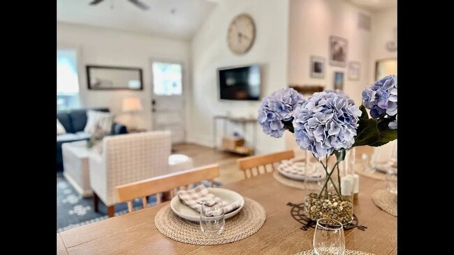Building Photo - Low Country Cottage located in the Heart o...