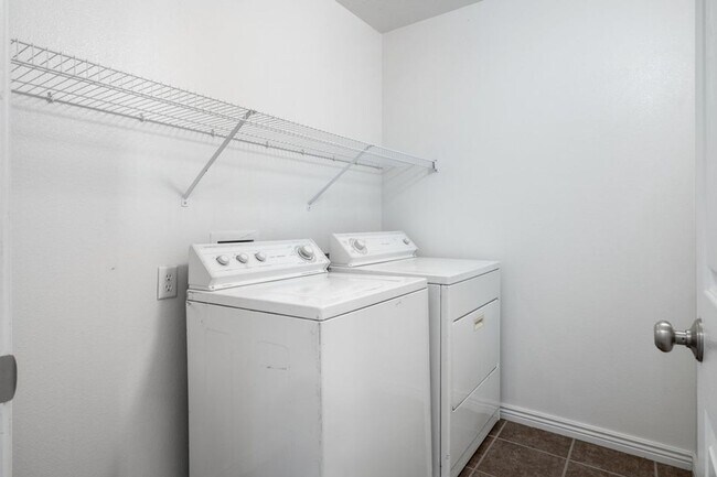 Building Photo - Beautiful 3 Bedroom Townhome In Hidden Valley Heights