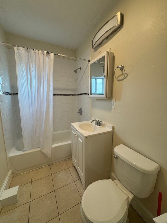 Building Photo - TOWNHOUSE FOR RENT!  ALLSTON 7 BED WITH YARD & LAUNDRY IN UNIT avail 9/1/2026