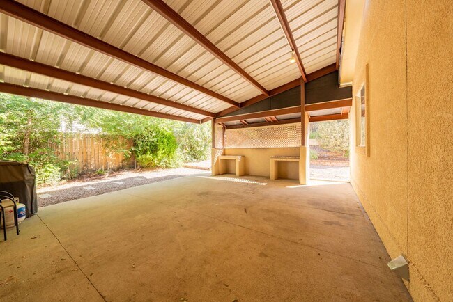 Building Photo - ***MOVE IN SPECIAL*** $500 OFF 1st MONTH'S...
