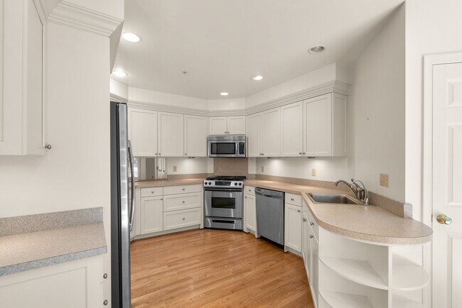 Building Photo - 3 Bed 3.5 Bath - Rockville Townhome - 2 Ca...