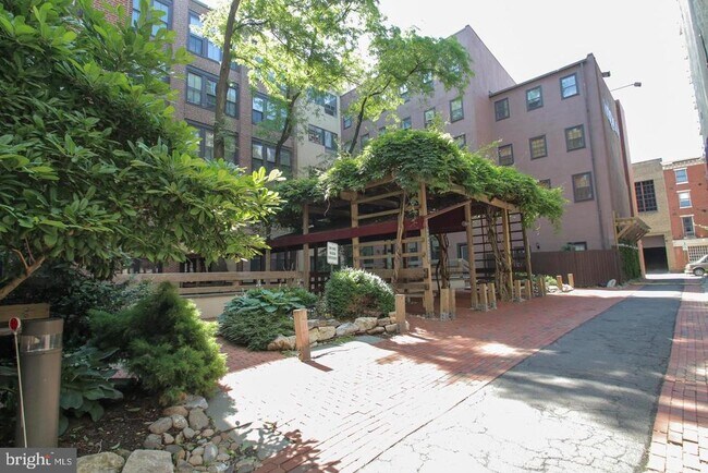 Building Photo - 301 Race St