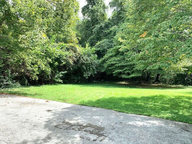 Building Photo - 208 State Line Rd