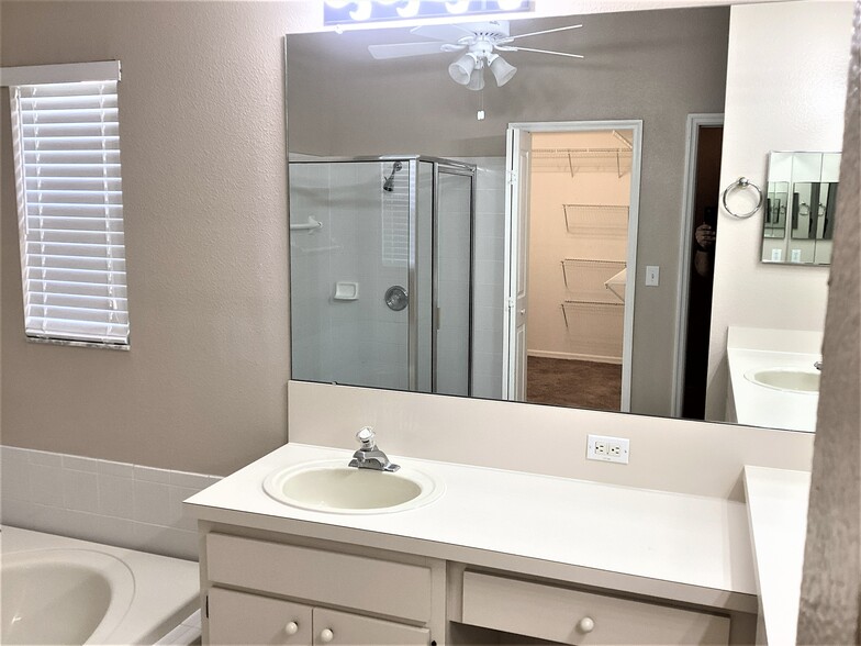 Building Photo - 25008 Hyde Park Blvd