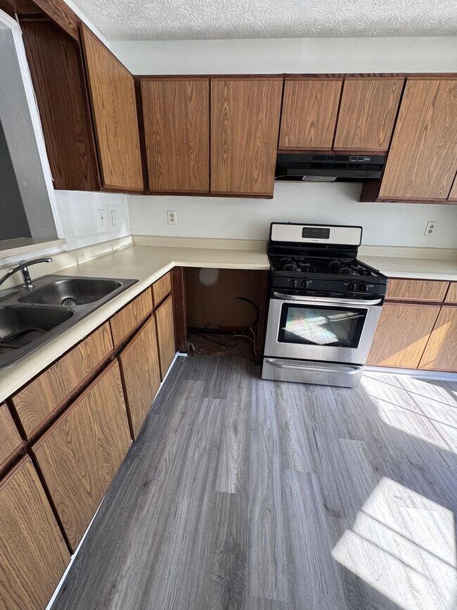 Building Photo - Modern 2-Bedroom Townhome Near Stone Mount...