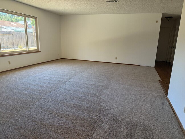 Building Photo - 718 Linwood St