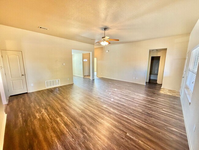 Building Photo - 2415 Isabelle Dr