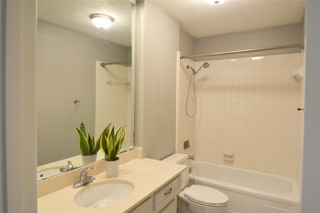 Building Photo - 14814 Earlswood Dr