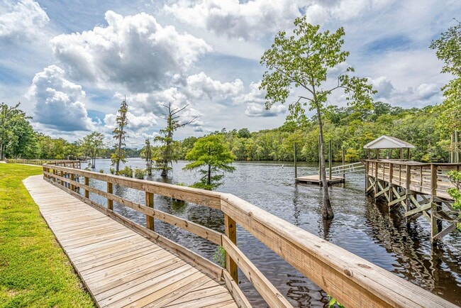 Building Photo - 571 Riverward Dr