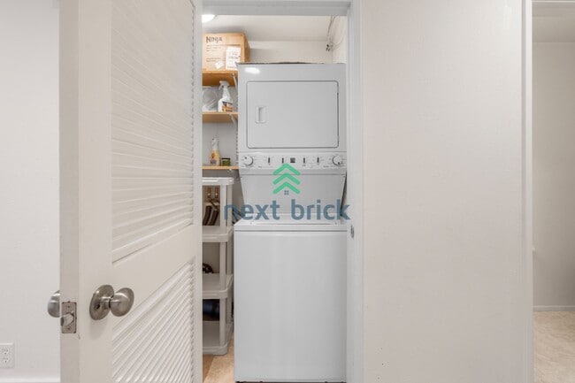 Building Photo - 2 BED & 1.75 BATH FOR RENT