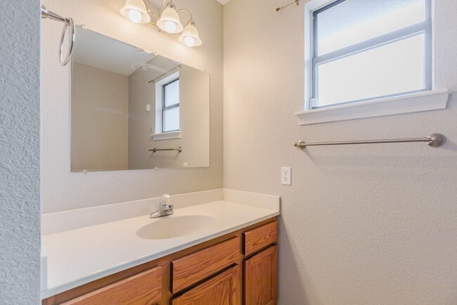 Building Photo - Charming 3 Bedroom 2 Bathroom - Spacious & Fenced Backyard