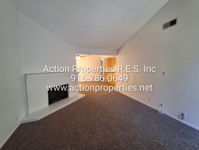 Building Photo - 2 Bed, 2 Bath - 1 Car Garage - Duplex - Pr...