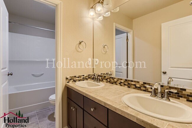 Building Photo - Beautiful, Light-Filled 4-Bedroom Home with a Charming Backyard NEW PRICE $3,295 and REDUCED SECU...