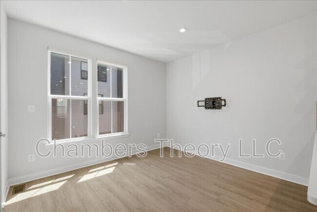 Building Photo - 4322 Ellipse Ter