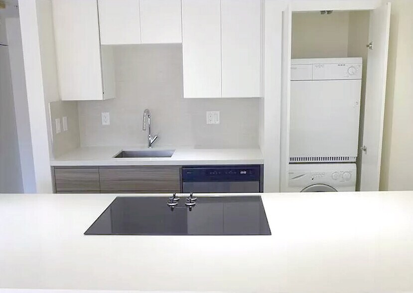 Building Photo - 520 Brickell Key Dr