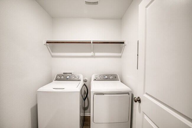 Building Photo - 156 Perfect World Loop