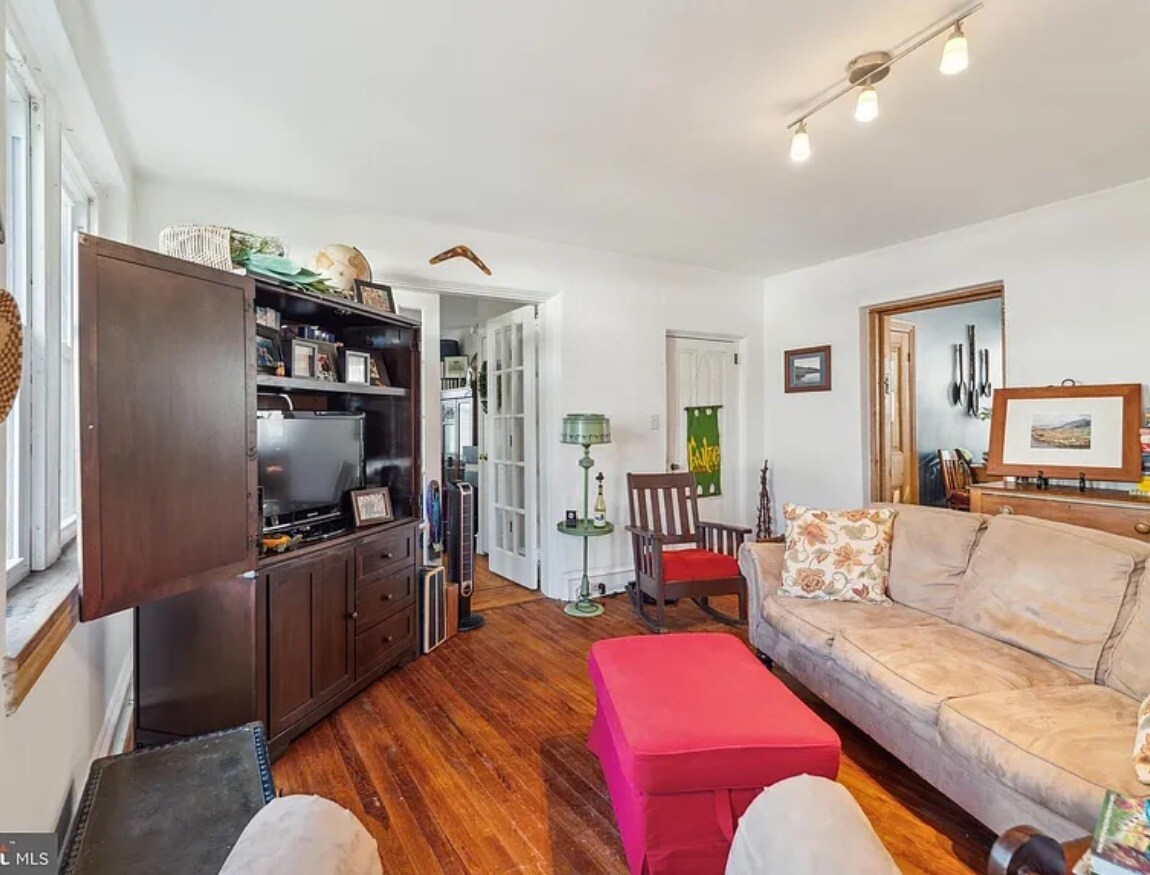 Building Photo - 814 E Hector St