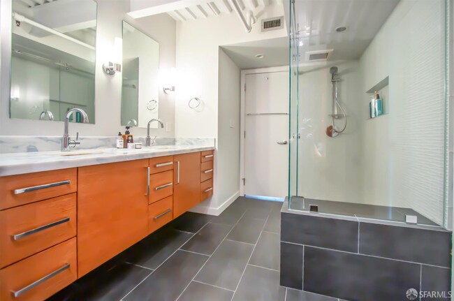 Building Photo - 650 Delancey St