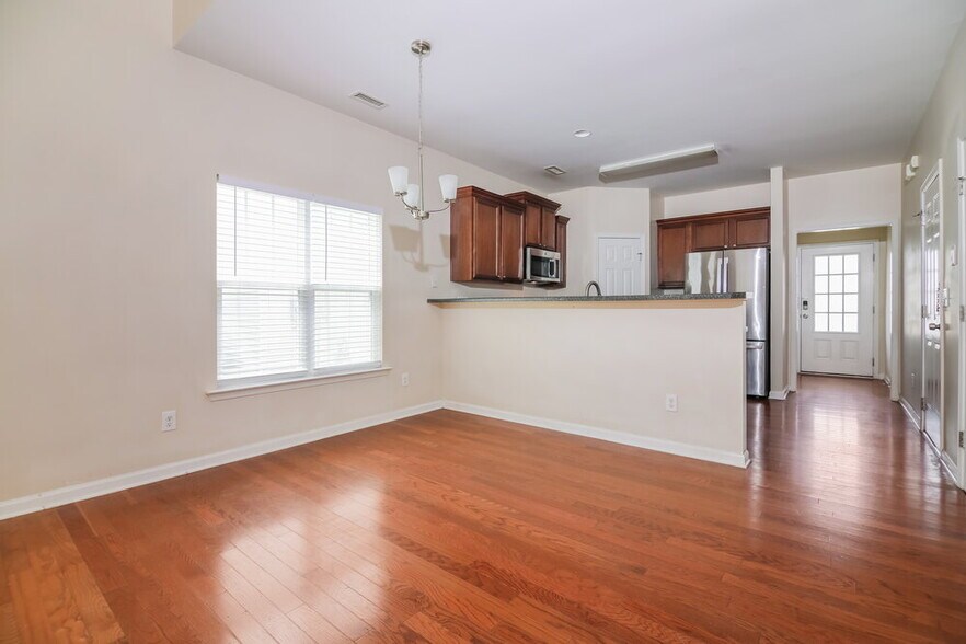 Building Photo - 731 Hunters Ridge Dr