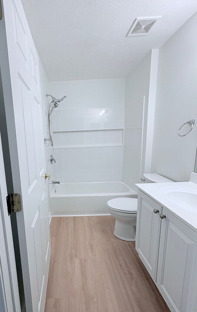 Building Photo - Charming 3 beds 2.5 baths in The Reserves of Beavercreek!