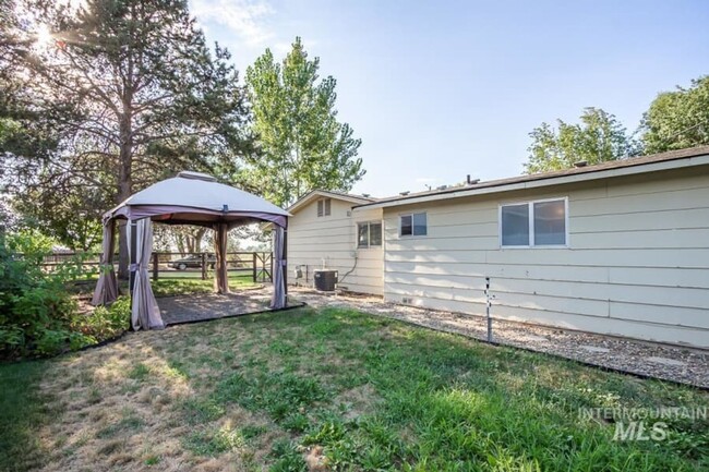 Building Photo - This 3 bedroom, 2 bath, home has lots of c...