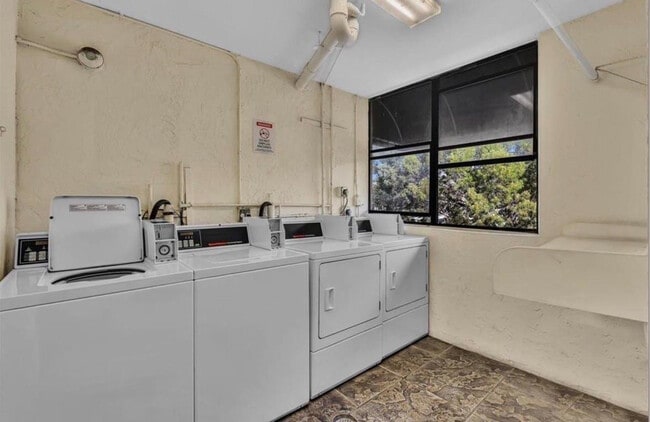 Building Photo - 2701 Riverside Dr