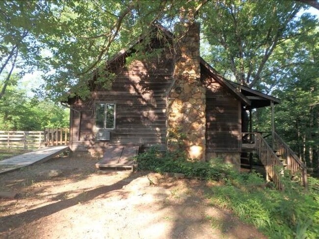 Building Photo - Unique 3 Bed 2 Bath Cabin In The Heart of Columbia!